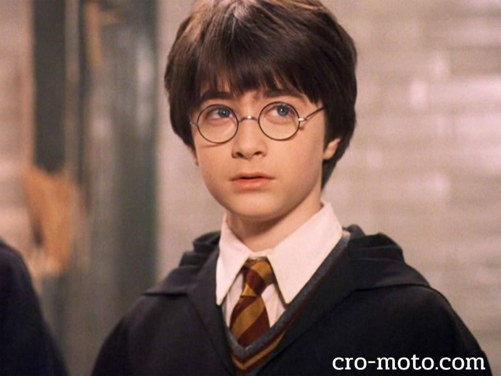 Harry Potter กับศิลาอาถรรพ์ คือนิยายเล่มแรกจากนักเขียนชื่อดังที่หลานคนน่าจะรู้จักอย่าง เจ เค โรว์ลิ่ง เนื้อเรื่องคือเริ่มจาก แฮรี่ พอตเตอร์